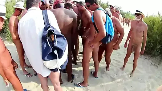 Belçikada genç kız plajda abaza sürüsünün döllerini yutuyor