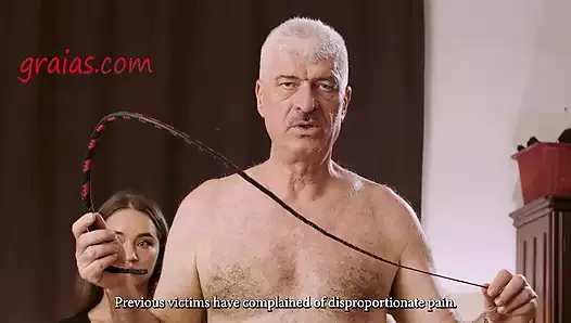 zavallı amatör yavru göğsüne kırbaçlanırken acı çekiyor