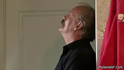 Mutluluğu oğlunun çıtır sevgilisinde buldu