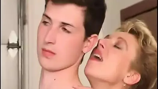 büyük memeli anne arabayı temizlerken üvey oğlunu baştan çıkarıyor