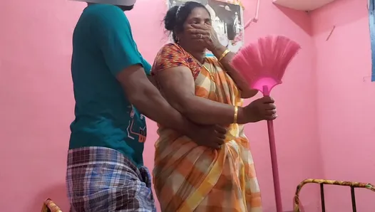 üvey annemin büyük göğüsleri ve amıyla oynadı ve seks yaptı