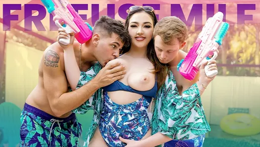 özgür üvey anne, üvey oğullarını askere gitmemek için ikna etmek için elinden gelen her şeyi yapar