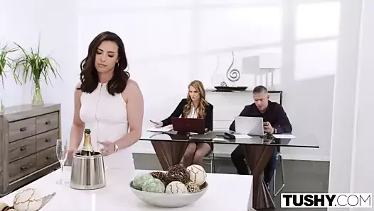 kalça evli çift bu kızıl saçlı arkadan paylaşmak için sabırsızlanıyordu