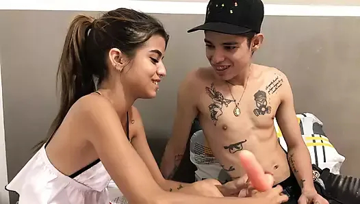 küçük Hintli üvey kız kardeşimin seks oyuncağını buluyorum ve ona daha iyi olan sikimi gösteriyorum