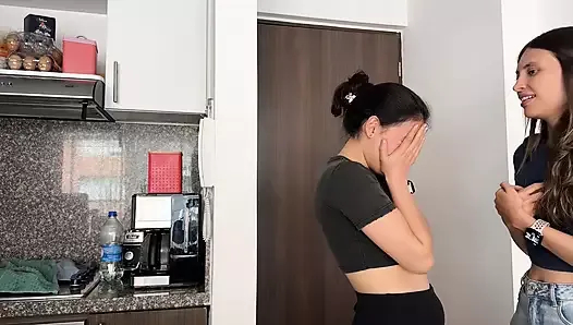 arkadaşımın kocasının sevgilisiyim, bu yüzden onu lezbiyen seksle rahatlatıyorum.