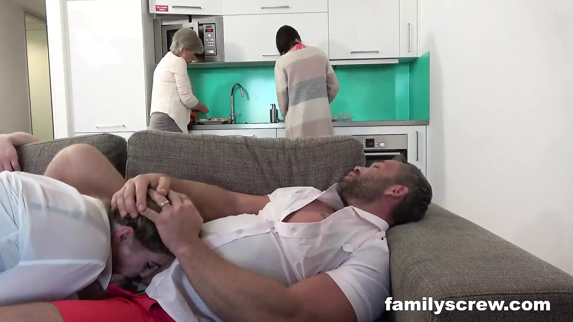 Yemek pişene kadar çaktırmadan sikiştik