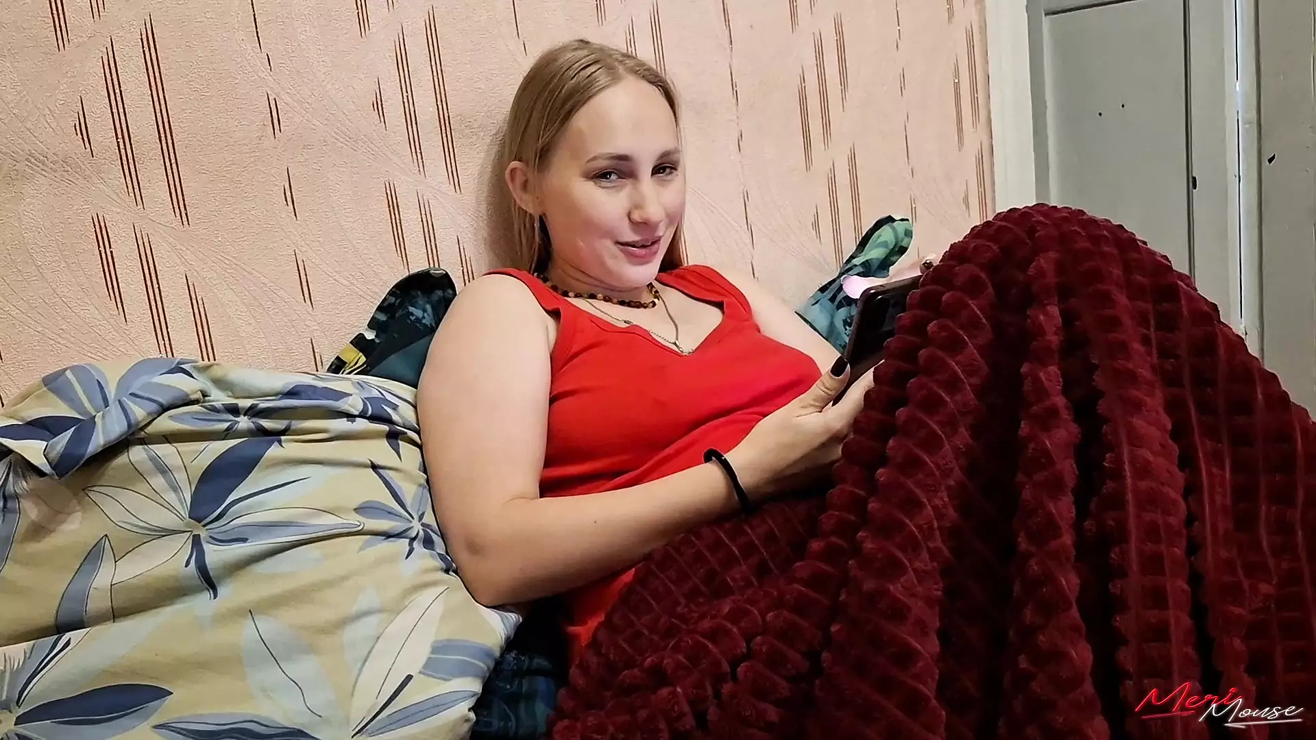 Üvey kız kardeşim bir kızın götü nasıl sikilir bana öğretiyor