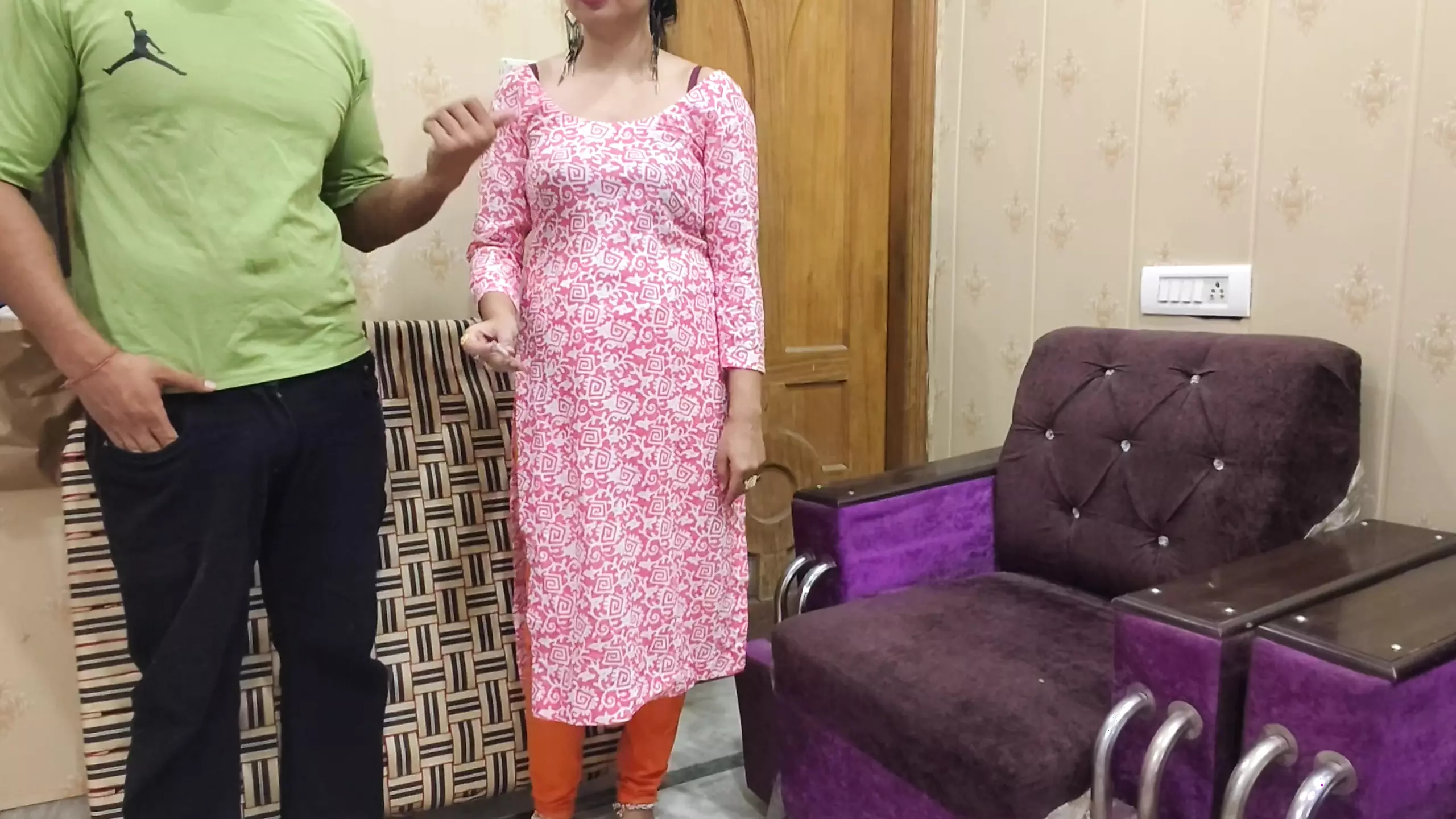 üvey kardeş ve üvey kardeş mağaza odasında seks ilişkisi kuruyor, hintli seksi kız üvey kardeşi tarafından sikildi