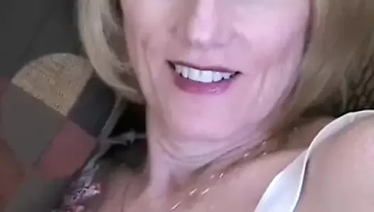 Evli Karısı Öğleden Sonra Aldatmayı Sevder