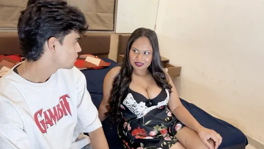 Üvey kız kardeşinin arkadaşını evine davet etmek ve seks yapmak