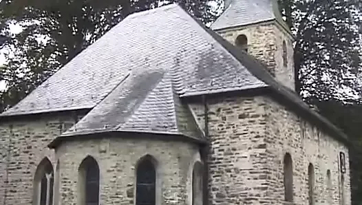 Sapıkça bir Alman rahibe erkeğini bağlar ve zindanda ona hükmeder