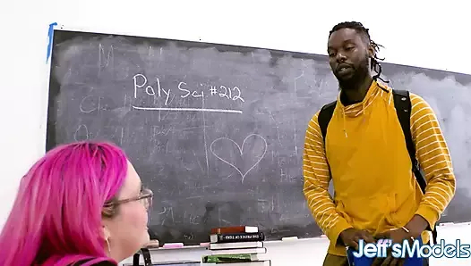 Seksi Şişman Tutor Sara Star kakül ona asılı siyah öğrenci
