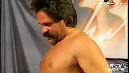 Seks sırasında üzerime işemesine izin verilmesini seviyor