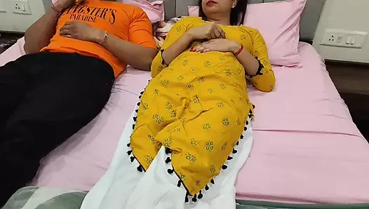 Hint Hintçesinde üvey kız kardeşinin odasında (18+ ateşli üvey kız kardeş) mastürbasyon yapmaya karar verdi