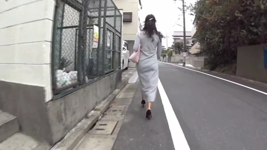 Bir Birey, Az Giyimli Bir Kadını Tenha Bir Alana Kadar Takip Eder