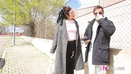 Üniversiteli kızın paraya ihtiyacı var. Fedora Morelli pornoda başlıyor!