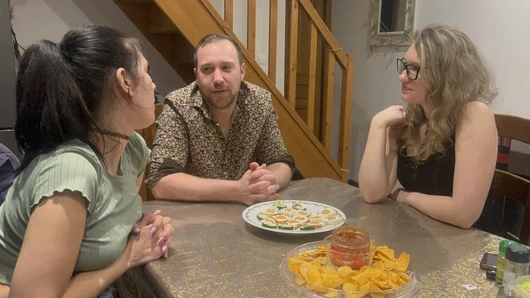 Fransız İlişkilendirmeye - FemDom Aşağılama, strapon, çift yumruk, ateşli balmumu, soğuk su jeti ve Ceı