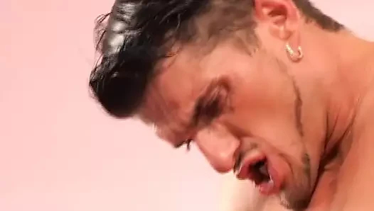 Şanslı züppe seksi iki büyük boobed Alman sluts içinde anal üçlü