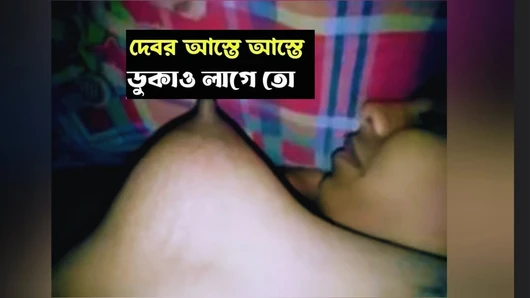 Desi Yenge gece onu amcık eğlenmek için izin .