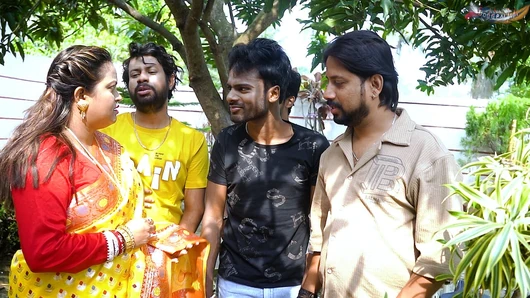 DESİ MALLU YENGE sert EVDE YALNIZKEN DÖRT YEREL DESİ ERKEKLE FARKLI SEKS POZİSYONU (toplu tecavüz )