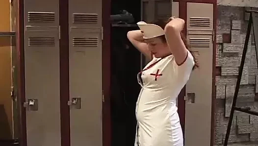 Çarpıcı Fransız hemşire hoşlanır ateşli anal sikme