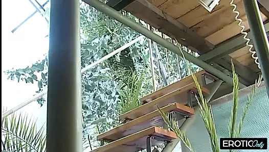 Karısı Yalnız Tatile Gider ve Saunada Yabancıyla ateşli Seks Yapar!