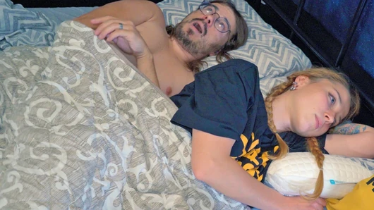 Üvey Babamla Yatağı Paylaşacağım Sanıyordum, Ama Götümü Paylaştım