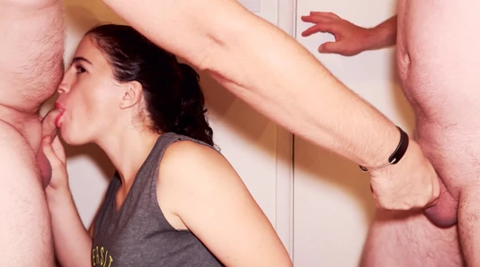 Heteroflexible Üçlü: Kız Arkadaşının Heyecanı Bir Erkekle ilk Kez Cesaretlendiriyor - Cliff Media