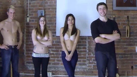 Bir grup arkadaşıyla Komşunun striptiz oyununu soyun