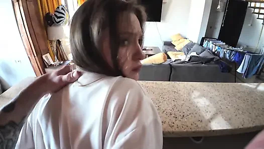 Üvey kızkardeşim benden içeri girmememi istedi ama dayanamadım