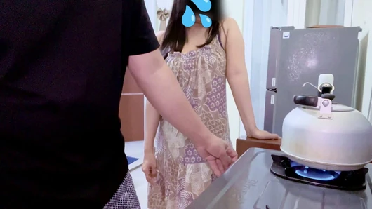 Yatılı ev kadını mutfakta yatılı ev sakinlerine yaklaşıyor