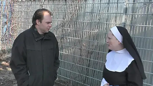 Göğüsleri Büyük Rahibe Büyük Bir Penis Alıyor