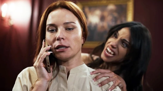 Azgın Vampir Lezbiyen - Göğüsleri Büyük Latin Bebeği, Yoğun Gotik Seks Sırasında Meme Emme Becerisi Gösteren Kızıl Saçlı