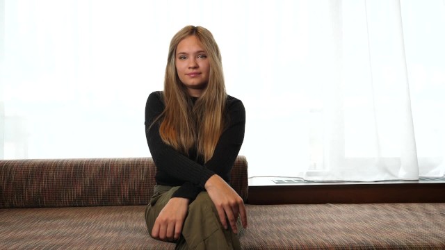 Sarışın İspanyol genç kız seçmelerde 2 horoz alıyor