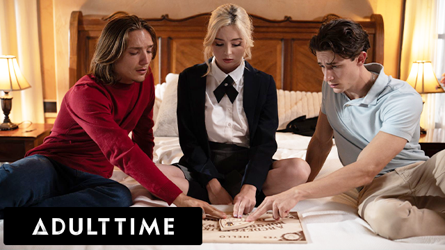 Üvey kardeşlerin ruh tahtasıyla başlayan gecesi üçlü sikişle son buluyor