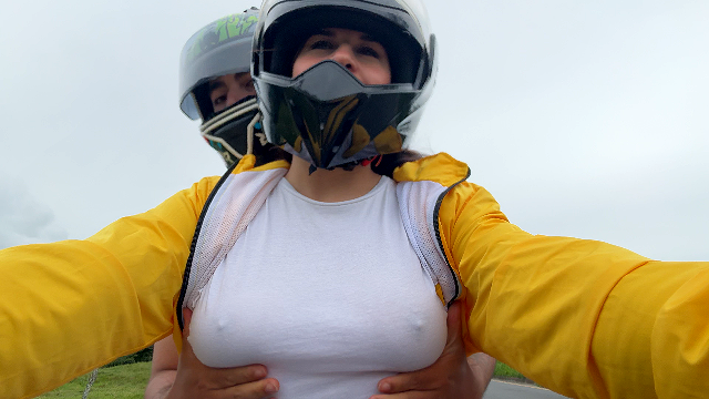 Sütyen giymemiş moto-taksi sürücüsünü siktim