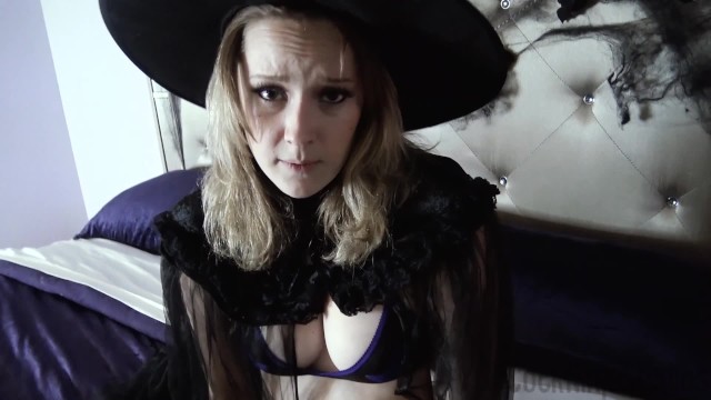 Üvey Oğul, Üvey Annesinin Kocasının Eşcinsel Olduğunu Öğrenmesinin Ardından Cadılar Bayramı'nda Onu Teselli Ediyor - Smarty Kat 314